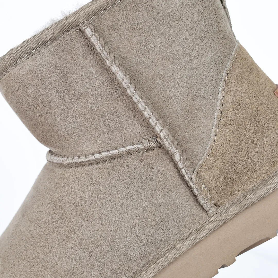 Pick up locally 💰520, core recommendation, good price, UGG Classic Mini mid-tube series, Xiaohongshu hot model, Henan Longfeng leather production, sheepskin and wool integration, top quality in the market, 2-3 cm cashmere insole, keeping warm in winter, suitable for home use. In the new year, uug launched a style series, which is partially biased towards the preferences of young consumers, and has also been at the forefront of fashion trends. Shoe body material, water-repellent coated suede upper 17mm UGGPURE™ implanted wool insole Lightweight non-slip comfortable rubber outsole With brand LOGO Trademark Comes with full packaging Size: 35 36 37 38 39 40